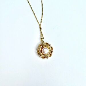 Elegant Gold Pendant Necklace